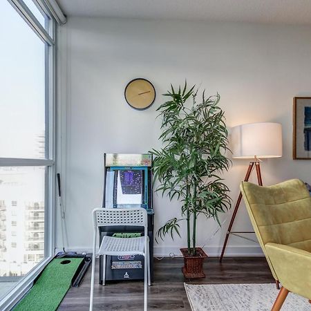 The Benetton Suite - Square One 1 Bedroom + Den + 1 Parking Mississauga Esterno foto